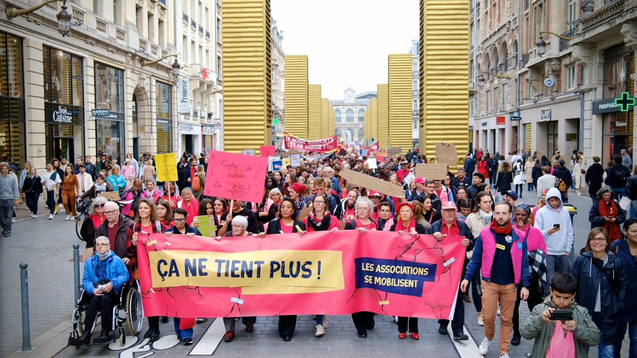 rassemblement contre les coupes budgetaires associatifs octobre 2025 40mouvementassociatifsdeshdf 2