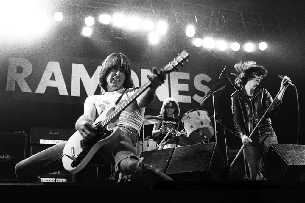 RAMONES : QUAND UN LOGO CACHE UNE RÉVOLUTION MUSICALE ramones 1