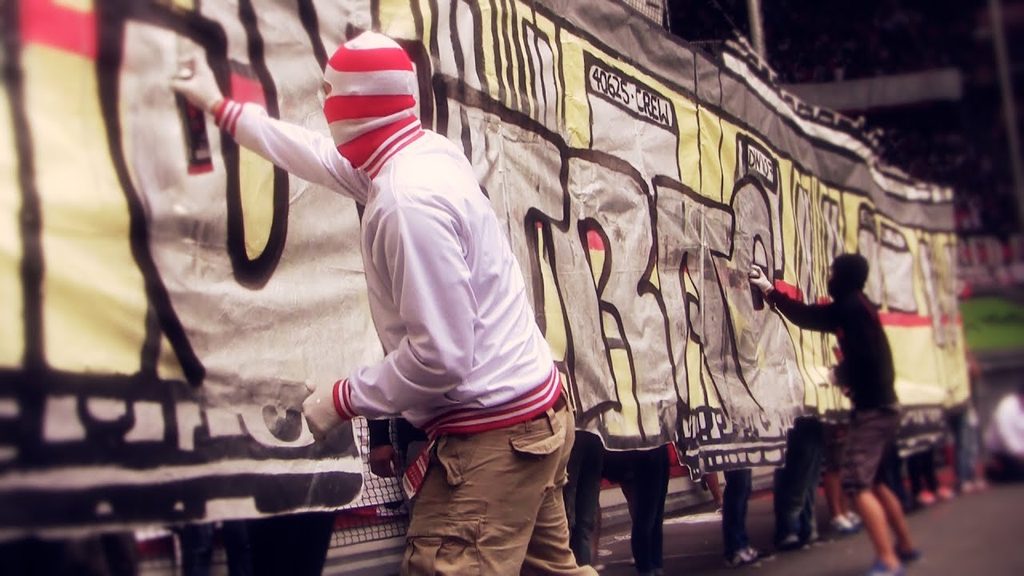 TIFOSI & GRAFFITI — Même fièvre, même besoin d’exister tifo ultra (tifi du